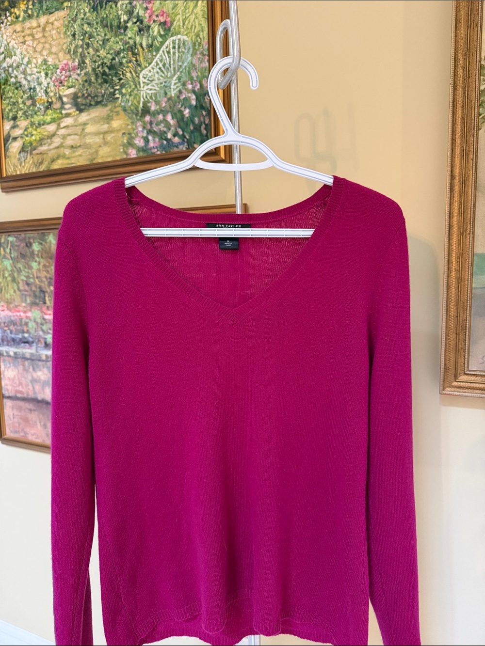 Ann Taylor Factory sz M 100% cashmere soft v l/s sweater berry raspberry luxe